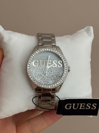 Reloj Guess plateado con brillantes