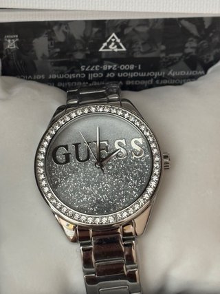 Reloj Guess plateado con brillantes