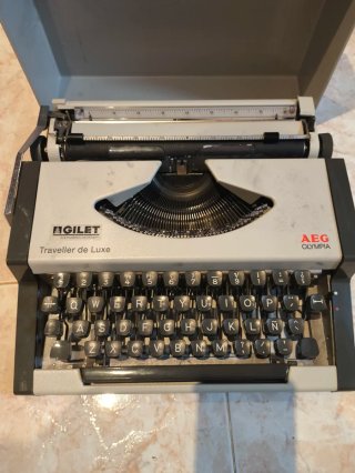 Máquina de escribir AEG Olympia Traveller