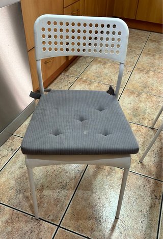 Mesa Comedor Blanca Ikea y dos sillas