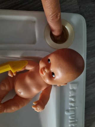 Vaschetta da bagno per bambole con neonato