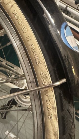 Bicicleta 24 negra con cesta