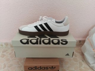 Zapatillas Adidas Blancas y negras Talla 47 1/3