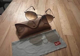 Occhiali da sole Ray-Ban neri e marroni