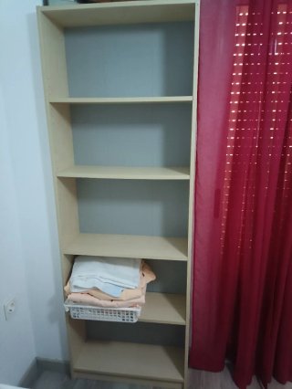 Estantería de madera y plástico beige