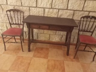 Mesa antigua de madera con sillas