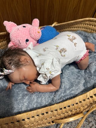 Muñeca Reborn Bebé Durmiendo con Cerdo