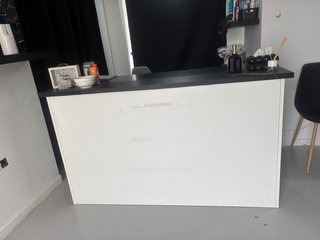 Mostrador recepción blanco y negro