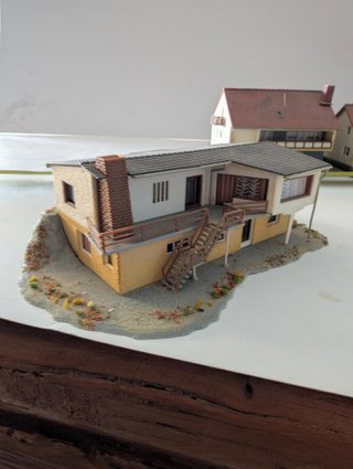 Iglesia, 5 casas y cobertizo escala N