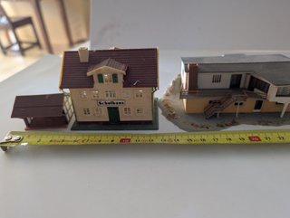 Iglesia, 5 casas y cobertizo escala N