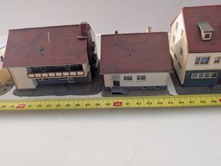 Iglesia, 5 casas y cobertizo escala N