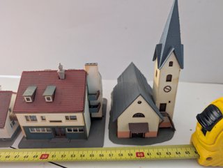 Iglesia, 5 casas y cobertizo escala N