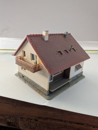 Iglesia, 5 casas y cobertizo escala N