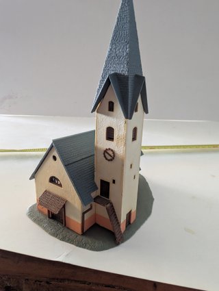 Iglesia, 5 casas y cobertizo escala N