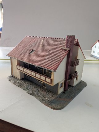 Iglesia, 5 casas y cobertizo escala N