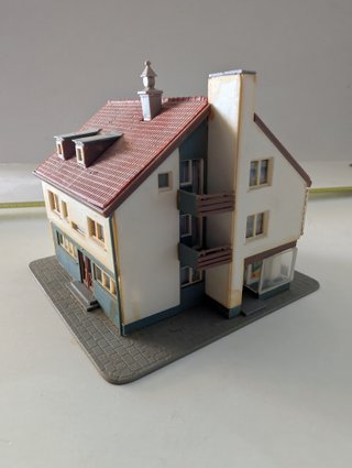 Iglesia, 5 casas y cobertizo escala N