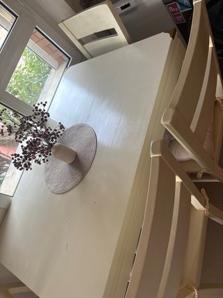 Mesa de comedor y 4 sillas de madera