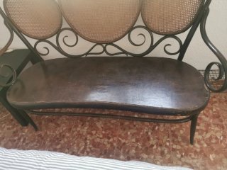 Antiguo sillón de madera