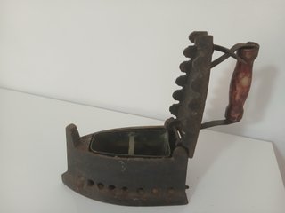 Ferro da stiro antico a carbone in ghisa