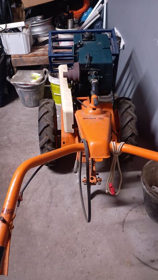 Motor marca Piva para arar