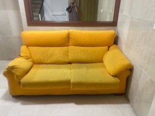Sofá amarillo de tela