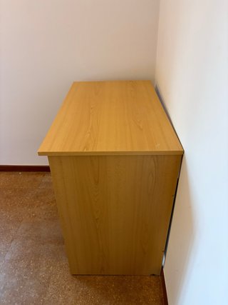 Mesa de escritorio de madera clara
