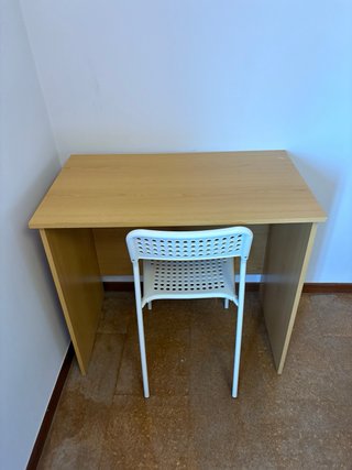 Mesa de escritorio de madera clara