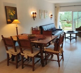 REGALO Mesa de comedor de madera con sillas