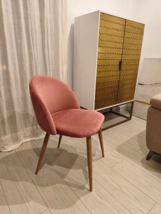 Silla terciopelo rosa patas madera. 20€ cada una.
