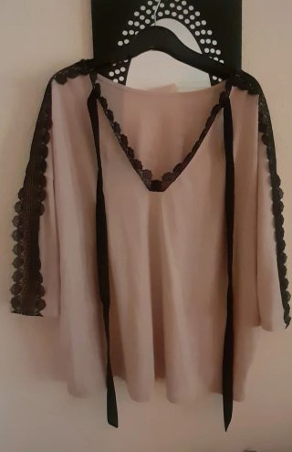 Blusa beige con encaje negro