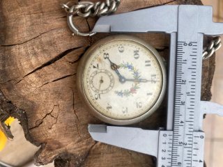 Reloj de bolsillo antiguo con cadena