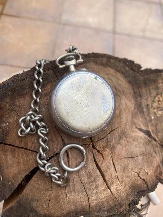 Reloj de bolsillo antiguo con cadena