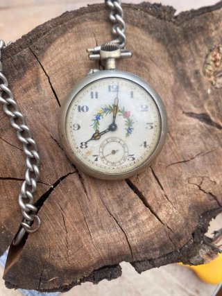 Reloj de bolsillo antiguo con cadena