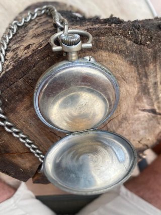 Reloj de bolsillo antiguo con cadena