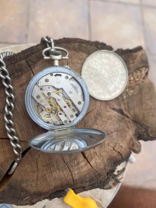 Reloj de bolsillo antiguo con cadena