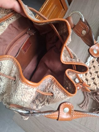 Bolso de piel beige y marrón