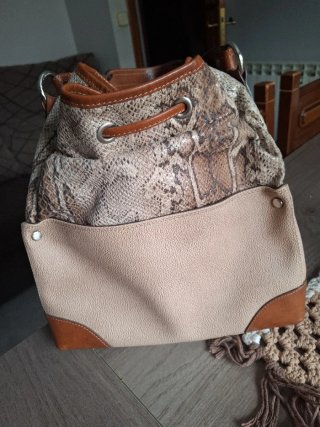 Bolso de piel beige y marrón
