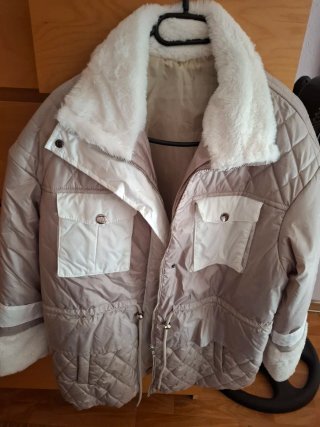 Abrigo beige y blanco con cuello de pelo