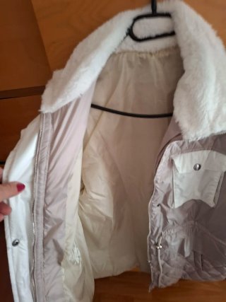 Abrigo beige y blanco con cuello de pelo