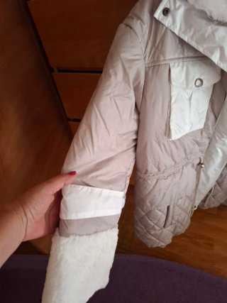 Abrigo beige y blanco con cuello de pelo