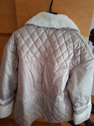 Abrigo beige y blanco con cuello de pelo