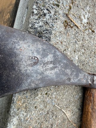 Hacha antigua de madera y metal