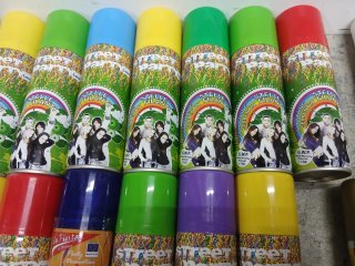 Bombolette spray coriandoli e lacca colorata