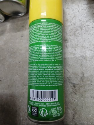Bombolette spray coriandoli e lacca colorata