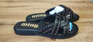 Sandalias MTNG planas con tachas negras