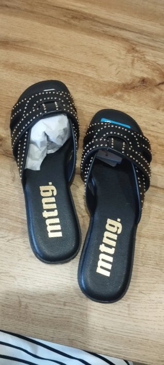 Sandalias MTNG planas con tachas negras