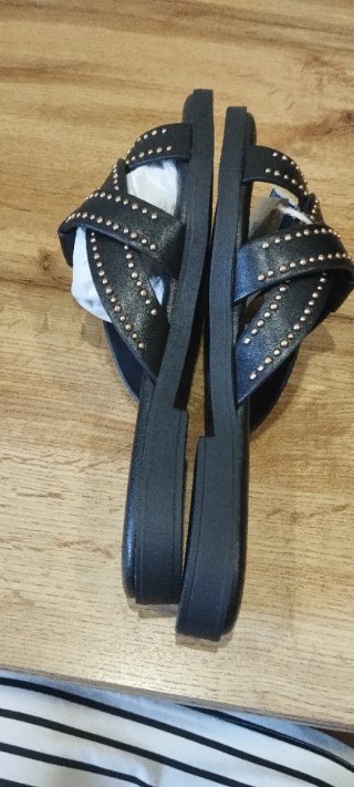 Sandalias MTNG planas con tachas negras