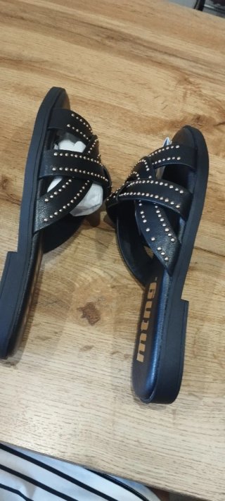 Sandalias MTNG planas con tachas negras