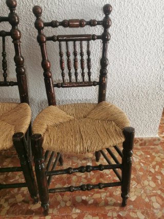Juego 2 sillas antiguas madera y yute