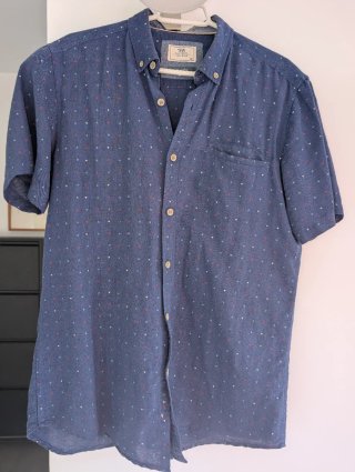 Camisa azul con estampado discreto